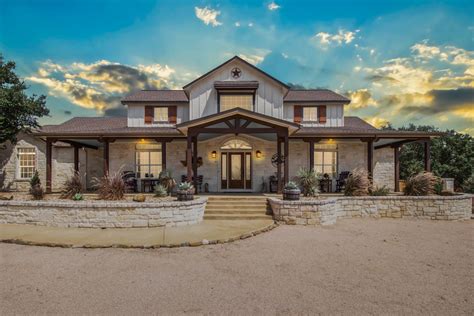 This beautiful guest ranch is tucked away in the scenic canyons of the western texas hill country. Texas Style Ranch Homes | Tyres2c