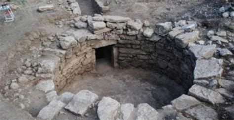 3300 Year Old Mycenaean Tomb And Precious Artifacts Found