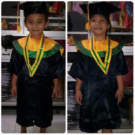 Wisuda itu ada kok yang tidak datang, mungkin karena suatu hal yang tidak memungkinkan dia datang, contohnya dirawat di rs. Jual Seragam Toga / Baju Wisuda / Baju Karnaval / Seragam ...