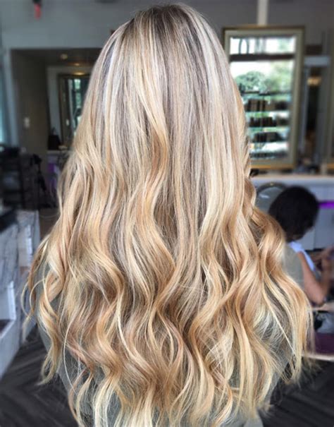 Like a back from vacation glow, honey blonde hues instantly brighten up your face. 30 Honey Blonde Hair Color Ideas You Can't Help Falling In ...
