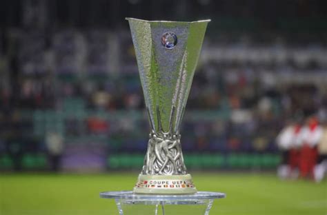 The uefa europa league trophy is the heaviest of all uefa silverware despite, unlike other cups awarded in european club competition, having no handles. Europa League Trophy / Uefa Europa League Trophy Replica ...