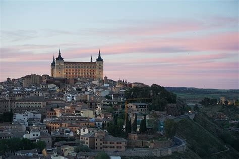 What is the average daily cost of visiting the country? How Much Does It Cost to Spend a Month in Toledo, Spain ...
