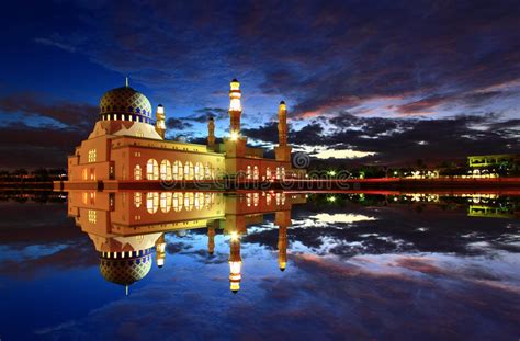 From a distance, the kota kinabalu city mosque seems to float on top of the water. Sväva Stadsmoské I Kota Kinabalu Sabah Borneo ...