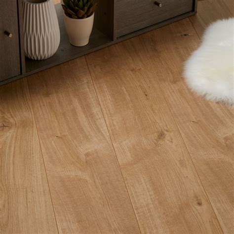 Goodhome Gladstone Natural Oak Effect Laminate Flooring 2m²