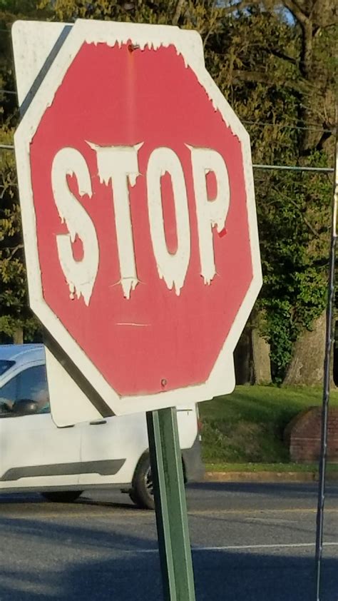 This Peeling Stop Sign Looks Like An Awesome Font