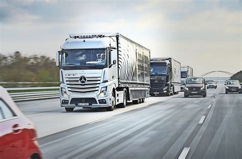 Daimler vollzieht Kehrtwende Aus für vernetzte Lkw Konvois
