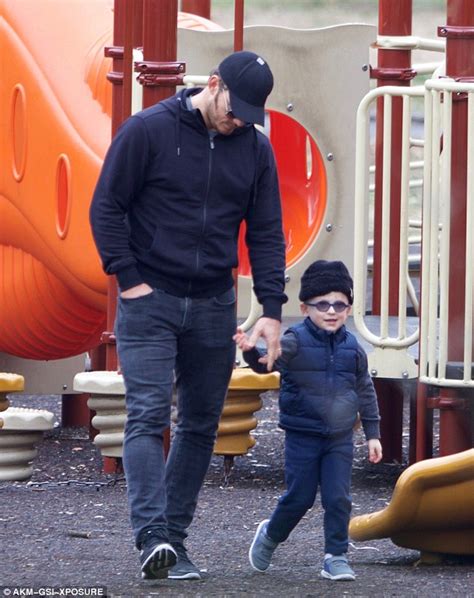 Кри́стофер майкл прэтт — американский актёр. Chris Pratt's son Jack clings to his leg during fun outing | Daily Mail Online