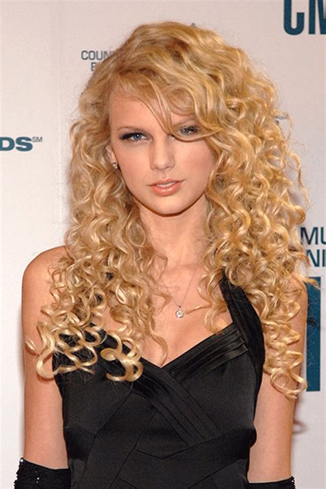 The Beauty Evolution Of Taylor Swift From Curly Haired Cutie To All American Icon Teen Vogue