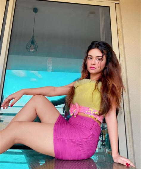 Avneet Kaur Girls In Mini Skirts Bollywood Fashion Cute Girl Pic