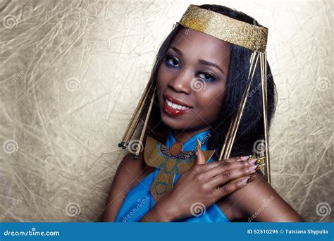Красивая темнокожая чернокожая женщина девушки в изображении египетского ферзя с составом
