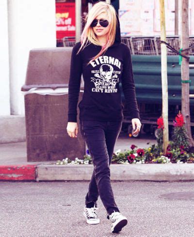 Avril Lavigne and Free People Studded Converse sneakers Coolspotters Modestil Outfits lässig