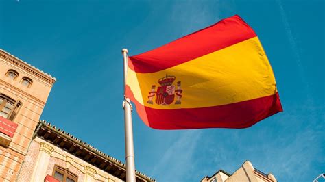 Con este negocio revendedores en España abusan de migrantes LGBT que