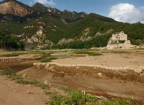 La Sequía En El Pantano De La Baells Descubre El Antiguo Camino De