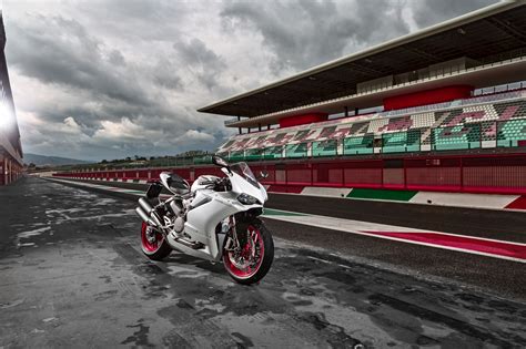 Öhlins rear and front suspensions, custom exhaust pipes, 330mm front rotors with brembo m50 calipers, oz rims, ducati performance levers with reverse gearshift, did 520 chain and superlite. Motorrad Vergleich Ducati 899 Panigale 2014 vs. Ducati 959 ...