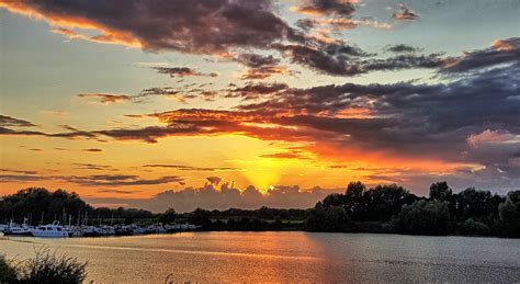 Free Photo Dramatic Sunset Near Waterfront Beautiful Clouds