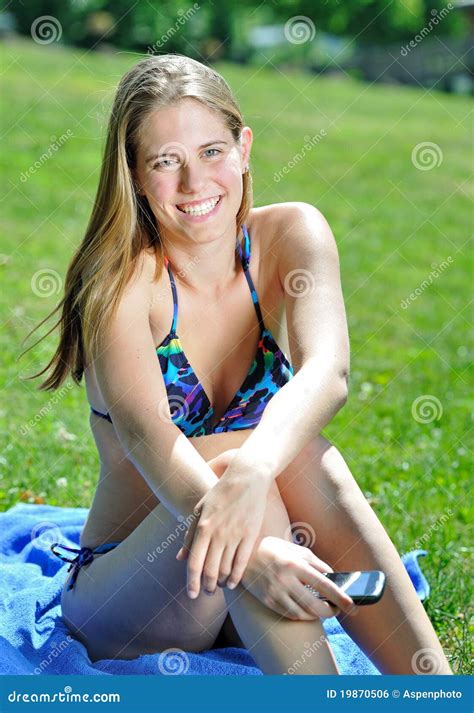 Mooie Jonge Vrouw In Bikini Buiten Met Telefoon Stock Foto Image Of