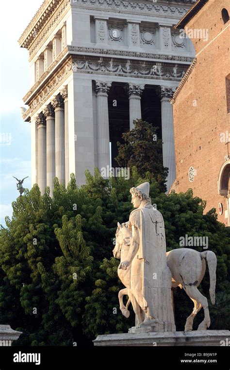 Italia Lazio Roma Statua Dei Dioscuri Sulla Piazza Del Campidoglio Con