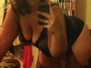WifeBucket Leaked And Submitted Selfies From Real MILFs