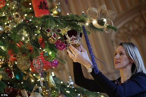 Putting up the christmas tree takes most of us an hour or so. Windsor Castle puts up its 20 FOOT Christmas tree | Daily ...