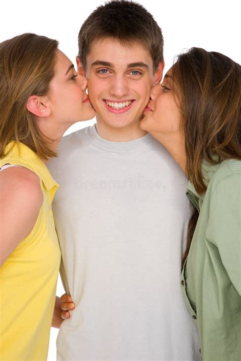 亲吻一个男孩的两个女孩获得室外的乐趣 库存图片 图片 包括有 户外 女孩 快乐 本质 男性 男人 74703253