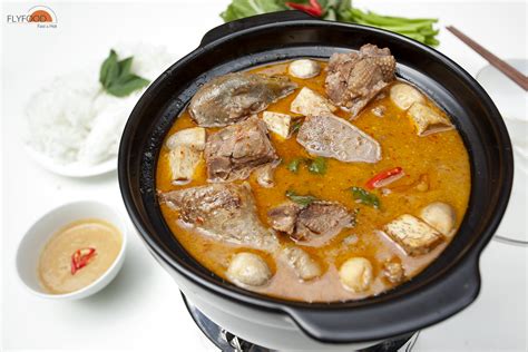 The strips are not only called bánh phở but also con phở or cọng phở, noodles that are used in phở. Lẩu Vịt Xiêm Nấu Chao là món ăn đặc sản mang hương vị miền ...