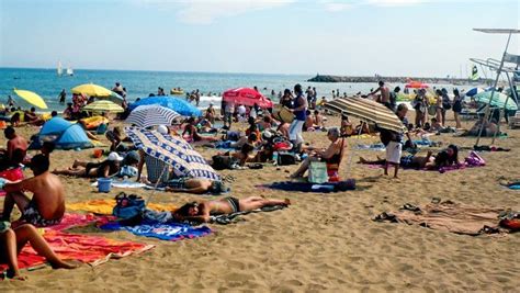 Vacances Les Touristes Profitent De La Plage Et Boudent Les Commerces Du Bord De Mer