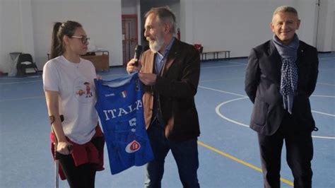 L'italia è pronta per cominciare l'avventura al fiba . L'abbraccio di Crespi, coach dell'Italbasket femminile, a ...