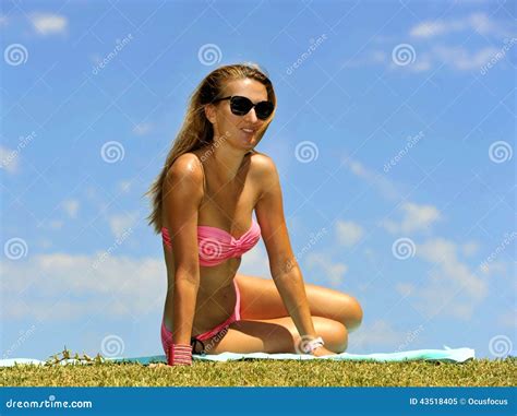 Junge Sexy Blondine Im Rosa Bikini Der Sunbath Im Sommer Hat Stockbild