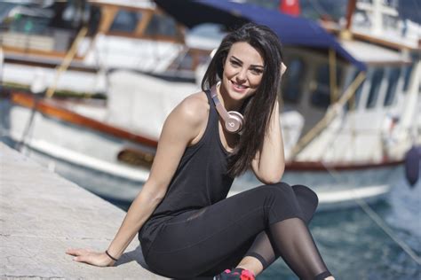Anne tarafından kırım türkü asıllı erzurum, trabzon ve rize kökenli olan oyuncu, baba tarafından ise bulgaristan göçmeni kökenlidir. Tuvana Türkay'dan 'estetik' açıklaması - FotoHaber - Magazin