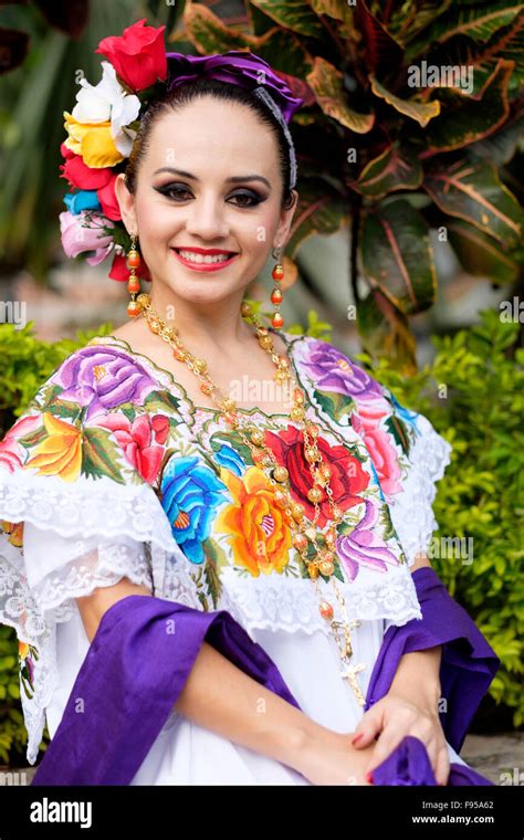 Joven Hispana Sonriente Mientras Vestían Atuendo De Folklore Mexicano