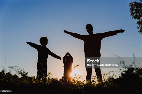 photo libre de droit de père avec fils fils et sa fille silhouettes de