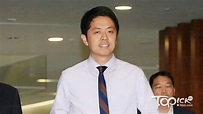 許智峯被捕獲釋後首現立法會：心情平靜盼重返議會 - 香港經濟日報 - TOPick - 新聞 - 社會 - D180507