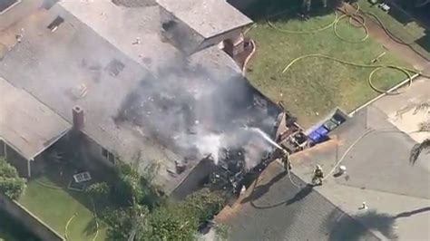 Small Plane Crashes Into Southern California Home Pilot Killed Kmph