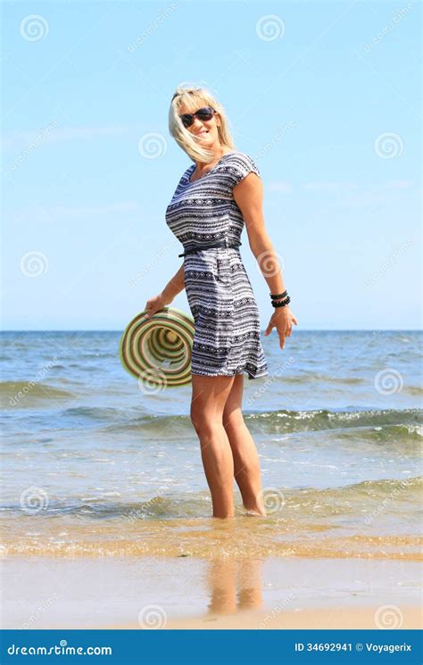 Femme Mûre Des Vacances D été De Plage Image stock Image du détendez heureux