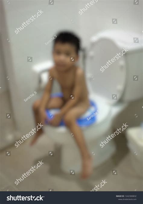 Blurred Image Boy Sitting Toilet Nudity Foto Stock Editar Agora