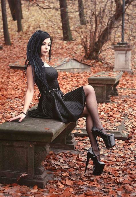 merrysynth goth gótica con zapatos de plataforma gothic girls mode outfits gothic dress