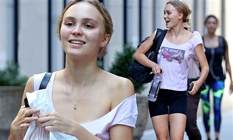 Lily Rose Depp Goes Casual And Makeup Free After A Workout Session In Nyc Daily Mail Online