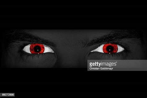 Creepy Glowing Eyes Stockfotos En Beelden Getty Images