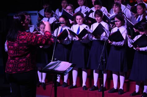 El Coro Nacional De Niños Canta En La Celebración De Una Santa Misa
