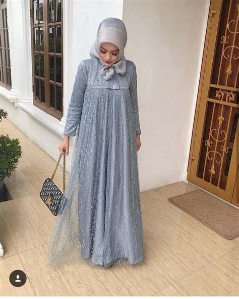 Akhirnya ready juga gamis couple batik modern, busana muslim wajib bagi anda yang ingin tampil lebih anggun modern dan kekinian, dan tentunya bagi anda yang ingin merasakan kualitas kain batik yang halus dan nyaman sangat cocok untuk baju kondangan, pengajian, seragam majlis. ️ 25 Ide Baju Kondangan Simple Hijab Yang Oke