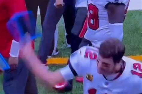 Pissed Off Tom Brady Destroys His Tablet On The Sidelines VIDEO