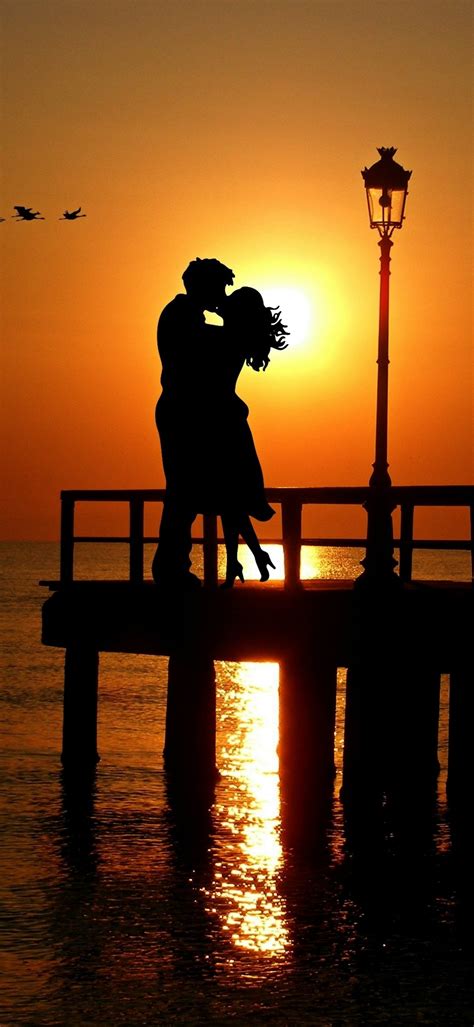 Couple Wallpaper 4k Orange Sky Romantic Kiss Sunset