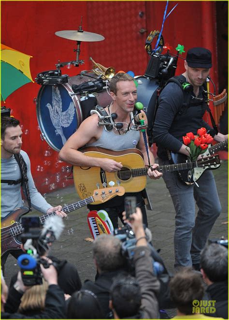 Chris Martin Flaunts Muscles For Coldplay S A Sky Full Of Stars Music Video Photo 3137550
