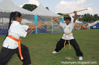Pattupavadai merupakan pakaian tradisional kaum india yang dipakai oleh budak perempuan. Sport For Us: permainan dimonopoli kaum India.. :)