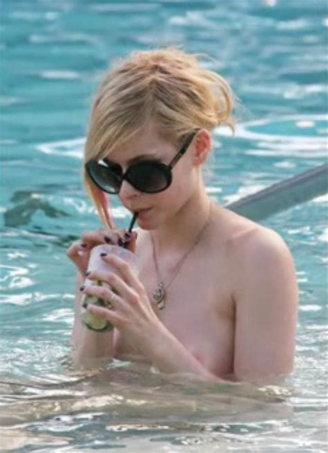 Avril Lavigne Caught Naked In The Pool With Her Friend Porn Pictures