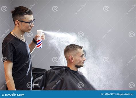Junge Kasachische Friseure Arbeiten In Einem Friseursalon Ein Junger Mann Macht Einen Kurzen