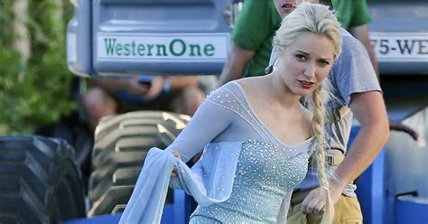 Georgina Haig As Frozens Elsa On Once Upon A Time Popsugar Celebrity