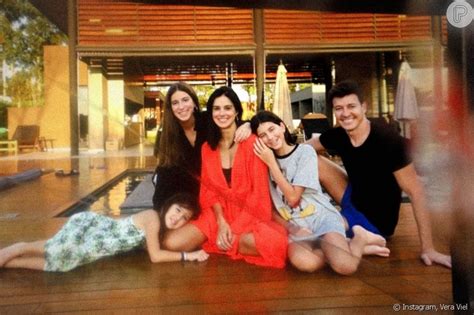 O ator publicou a imagem em seu perfil no instagram em que aparece colocando a caçula, helena, para dormir. Rodrigo Faro, Vera Viel e filhas do casal estão em barco ...