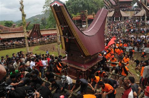 Rambu Solo Pesta Penyempurnaan Kematian Orang Toraja Horizon Budaya