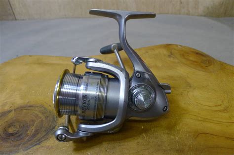 傷や汚れありFF237 DAIWA ダイワ REVROS 2506 レブロス スピニングリール バス釣り フィッシング 趣味 投げ釣り